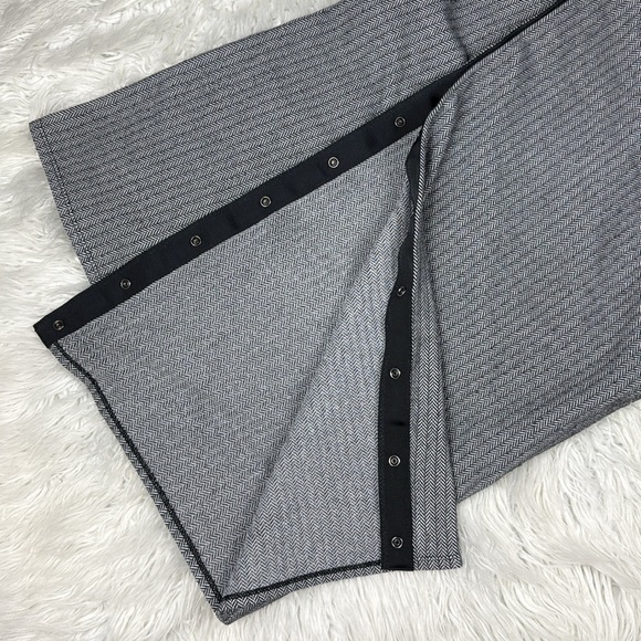 Lululemon Vinyasa Scarf in Black Herringbone - Picture 6 of 7